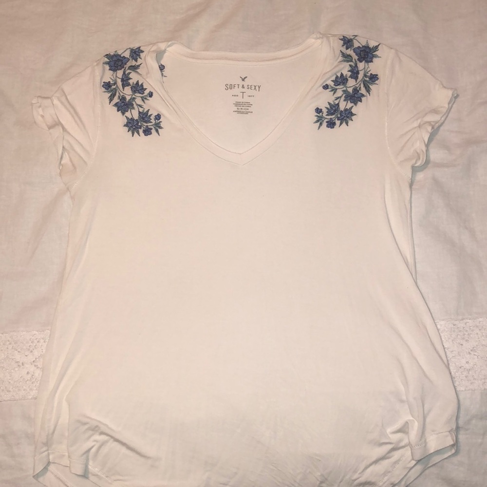Short sleeve shirt with floral shoulders